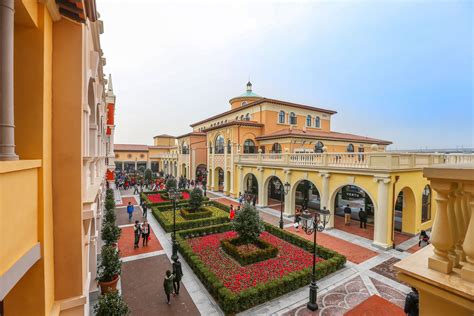 florentia village outlet store.